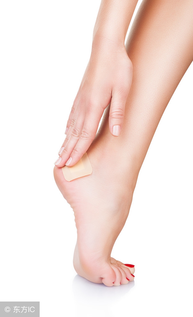 凉鞋磨脚怎么办小妙招,夏天的凉鞋穿着磨脚怎么办