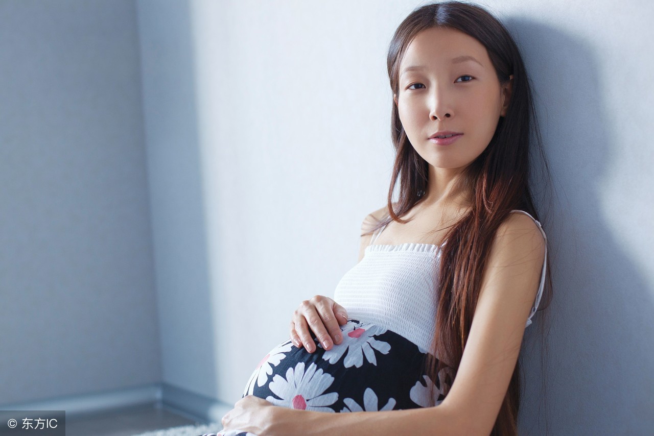 一位孕妇破水了还自己打车去医院，医生连忙劝阻说后果不堪设想！