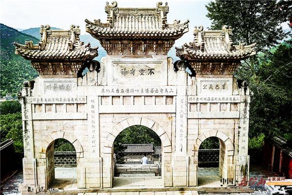 去五台山的人一定会遇到文殊菩萨,每个人都可以去五台山见文殊菩萨