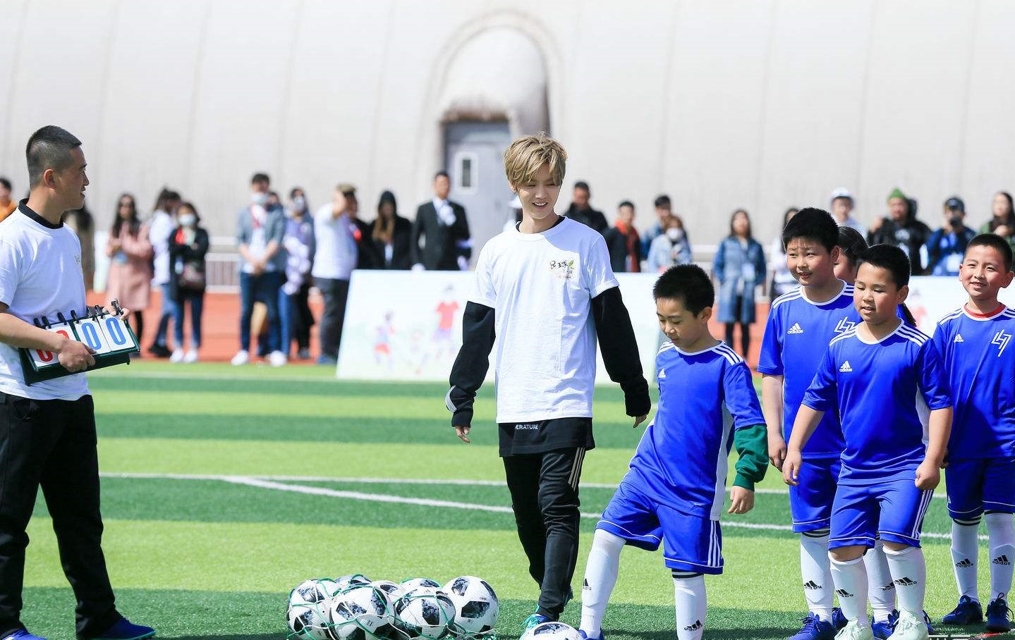 鹿晗和小学生踢球,鹿晗踢足球10秒视频