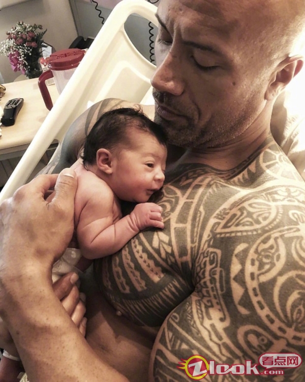 巨石强森怀抱爱女为其庆生,巨石强森教女儿唱歌视频