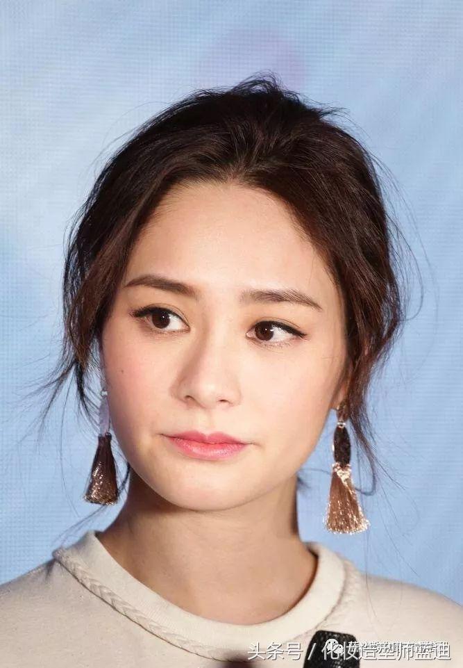 周冬雨庆典着装,周冬雨杨紫红装