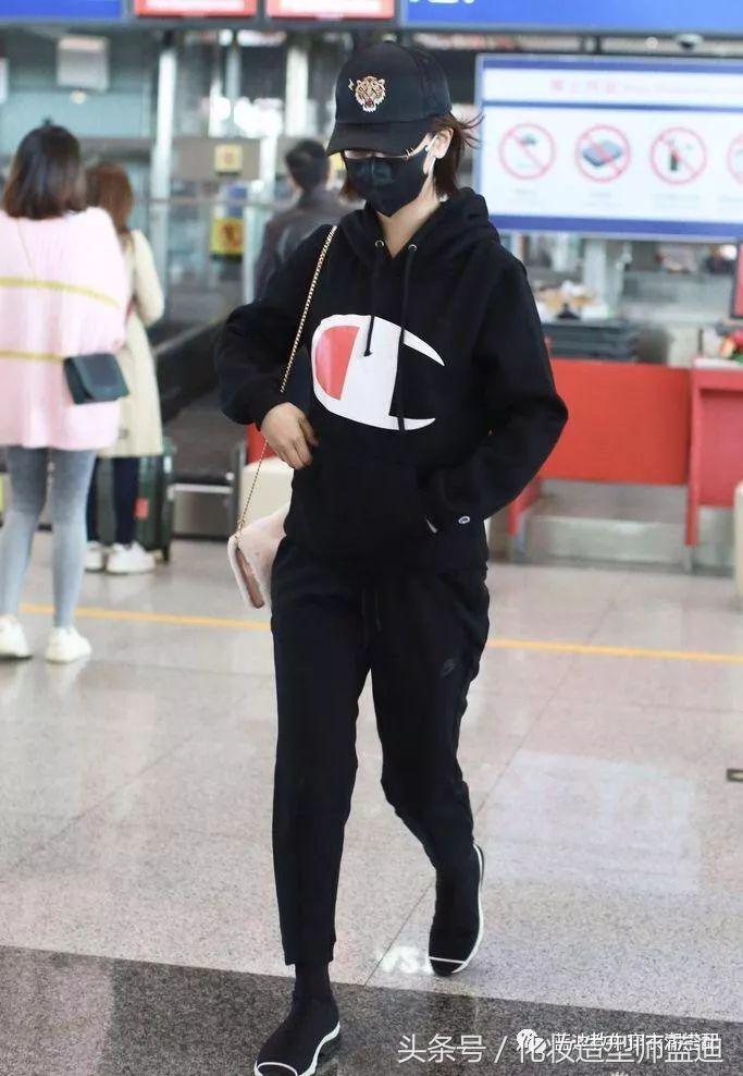 周冬雨庆典着装,周冬雨杨紫红装