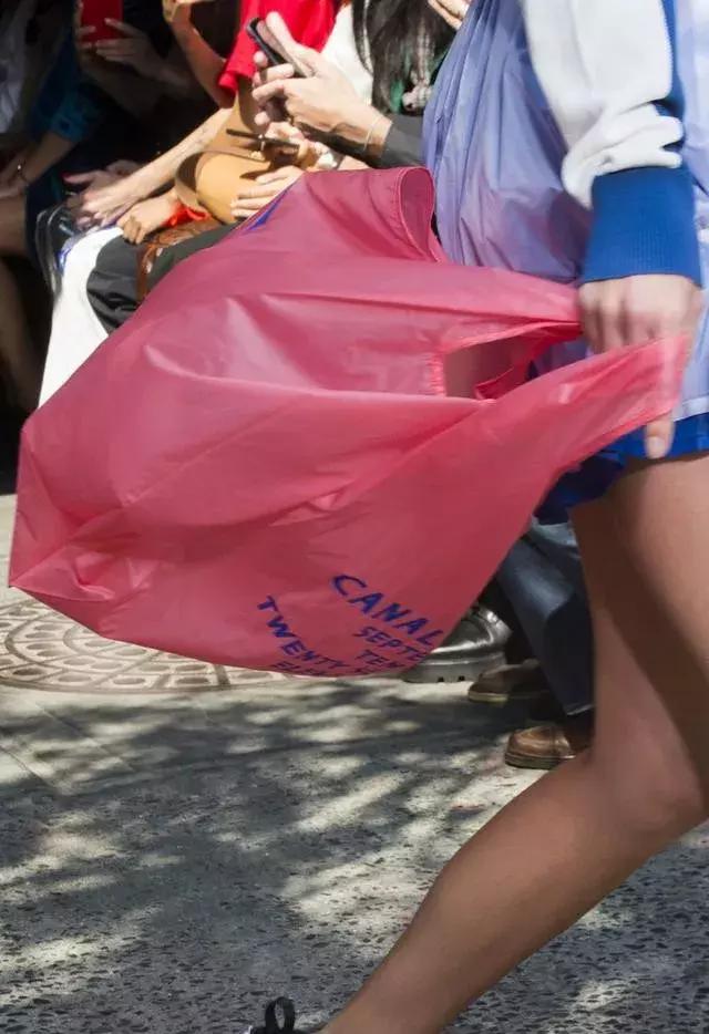 CK刷碗手套2400,GUCCI洗澡筐8千……我仿佛走进了“顶奢两元店”