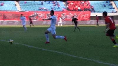 足协杯又现*力暴**飞铲！受害者被铲的腾空飞起，直接被送往医院救治