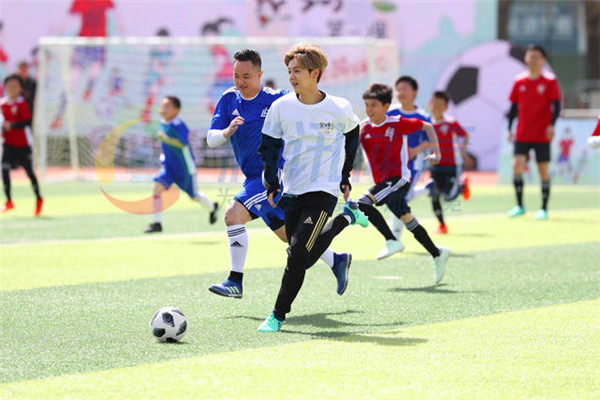 鹿晗媒体采访谈恋情,鹿晗谈足球