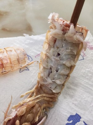 剥了皮的皮皮虾虾肉怎么吃,皮皮虾怎么吃可以完整地取出虾肉
