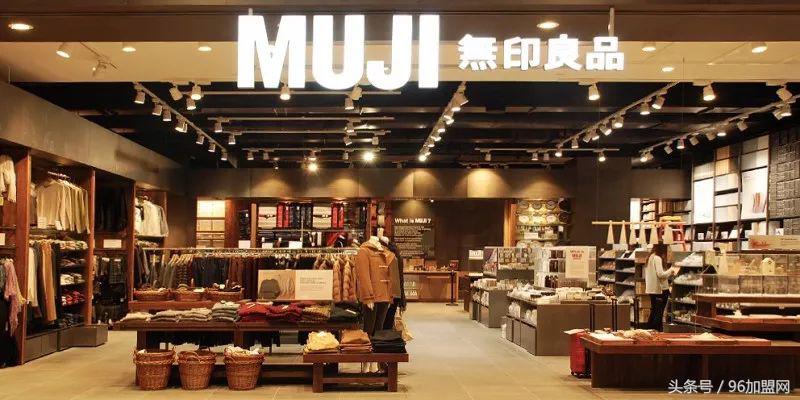 又高又大的餐饮门头,一个门头