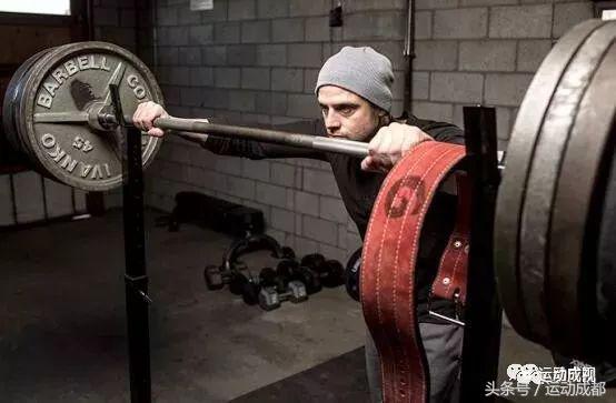 22岁小伙撸铁,22岁小伙子撸铁内脏撕裂