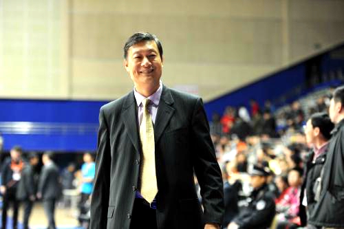 四大绯闻主帅人选缠身，山东男篮一大悬念待破解，一人被*疆新**截胡