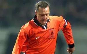 巴萨教父克鲁伊夫去世,巴萨致敬克鲁伊夫