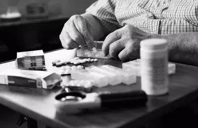 老人肠穿孔保守治疗10天,老人肠梗阻肠穿孔了怎么办