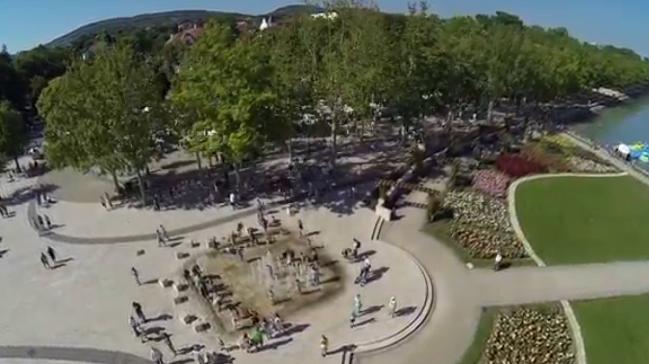 风景秀丽的湖边小城，是一座疗养胜地，很多人来此治心脏病