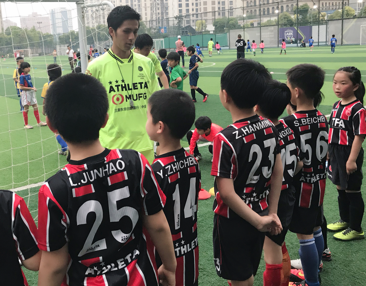 家长训练小孩足球,教练教孩子练足球很有耐心