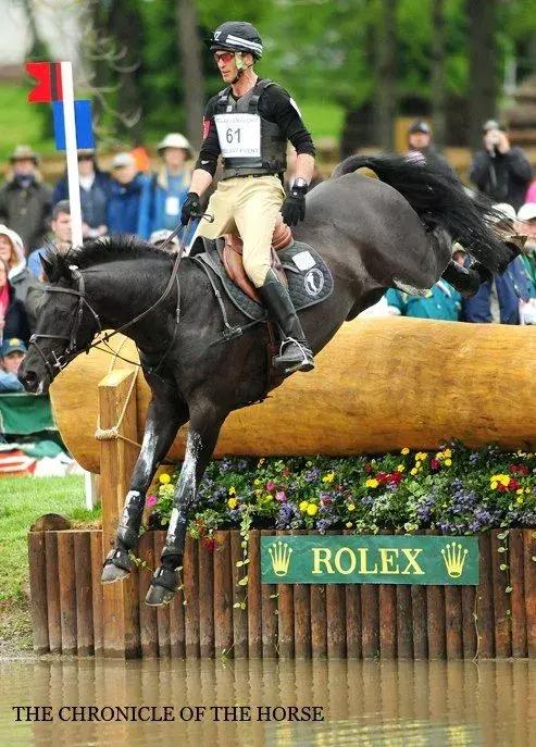 马术顶级骑手缰绳练习,马术骑手手臂和肩膀练习