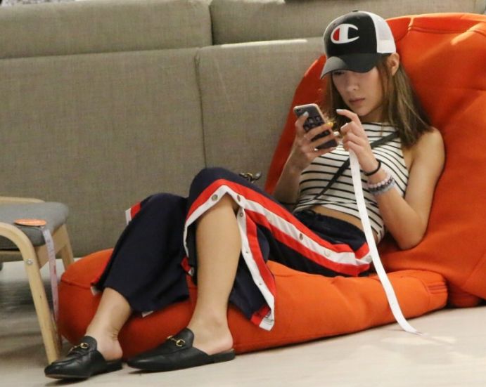 无线小花凭火辣身材获网友热捧无视他人于商场内试睡