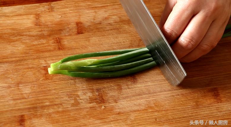 用面粉油条类各种美食的家常做法,自制小葱油条家常做法