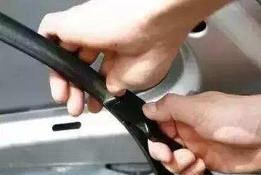 雨刮器向上刮异响怎么回事,雨刮器刮玻璃异响解决方法