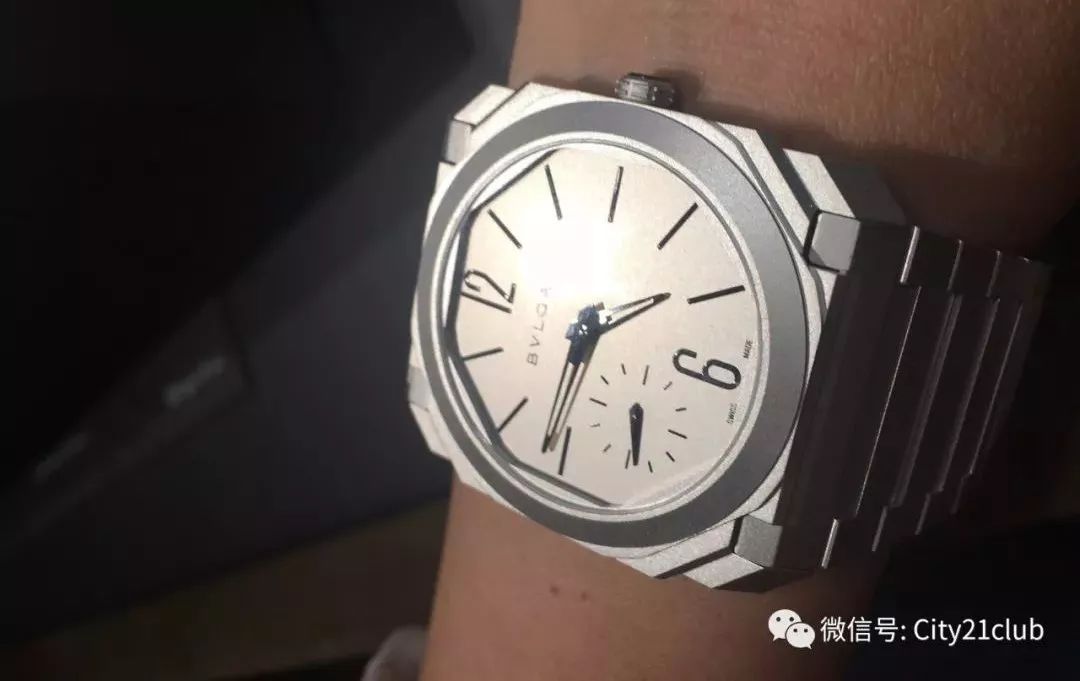 选择一组手表,选择一块腕表