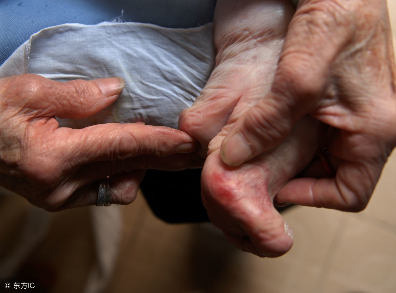 面对女人裹小脚的旧社会陋习,这样教育孩子才能正能量满满