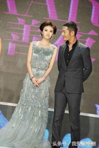 张钧甯被鱼尾裙坑了？她身上这条美上热搜的礼服裙被质疑是山寨的