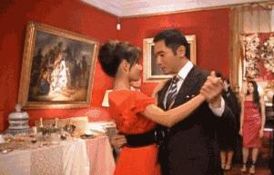 张钧甯被鱼尾裙坑了?她身上这条美上热搜的礼服裙被质疑是山寨的