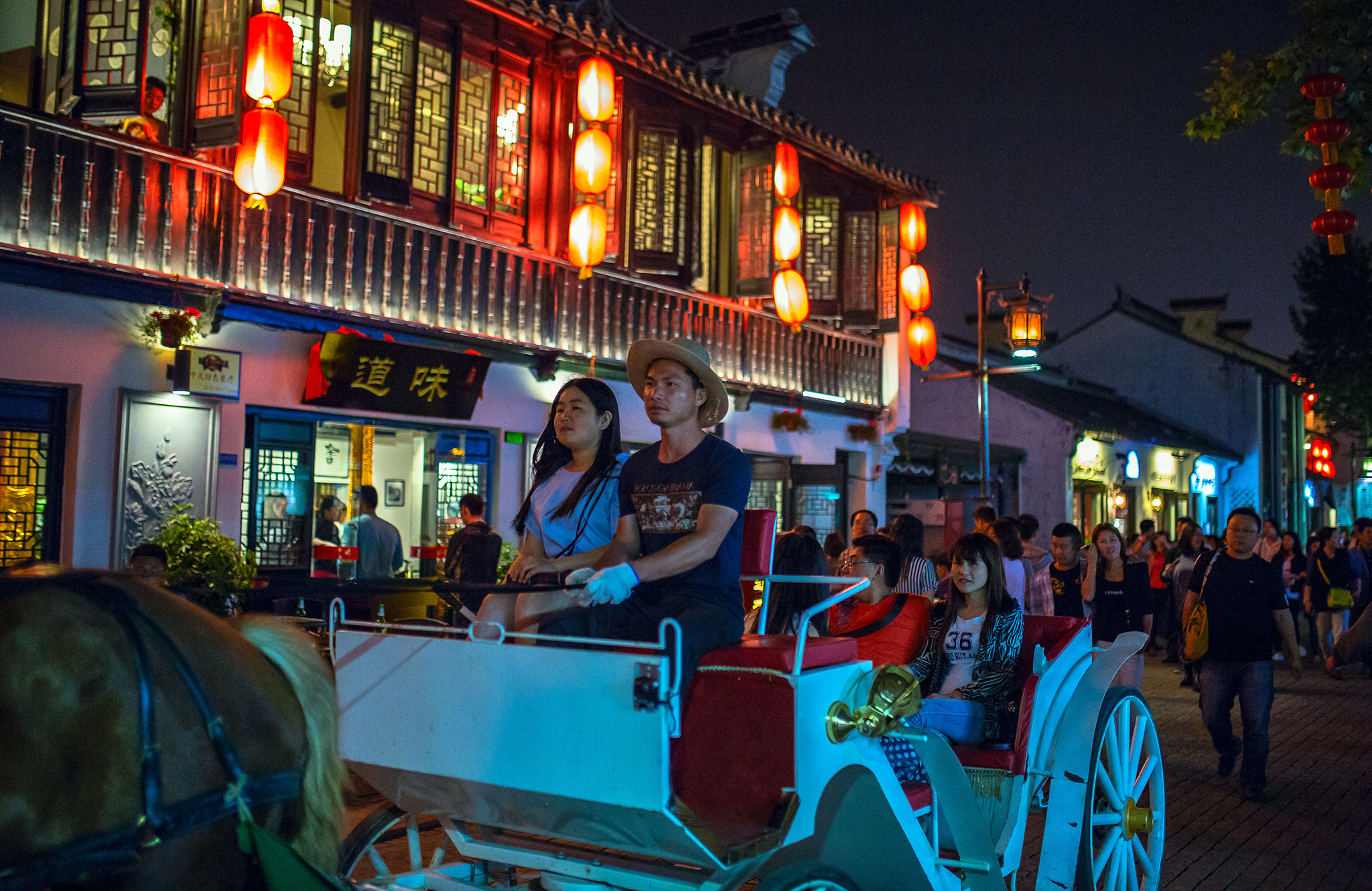 无锡南长街夜景视频,描述无锡南长街夜景的句子