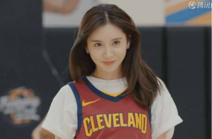 美娜穿老詹湖人白色球衣,有詹姆斯和韦德的骑士比赛