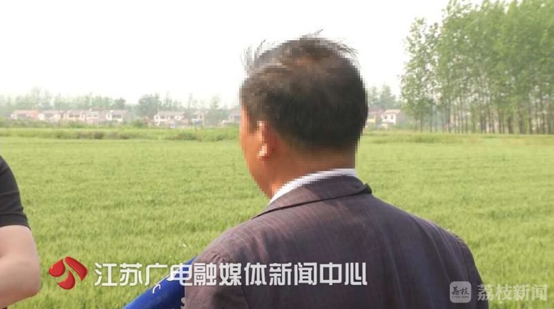 砸手机撕衣服！女教师违规补课遇记者暗访，竟喊来一帮男人……