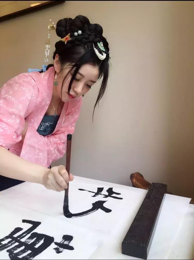 中国姑娘汉服惊呆外国人视频,中国姑娘在国外街头穿汉服惊艳了