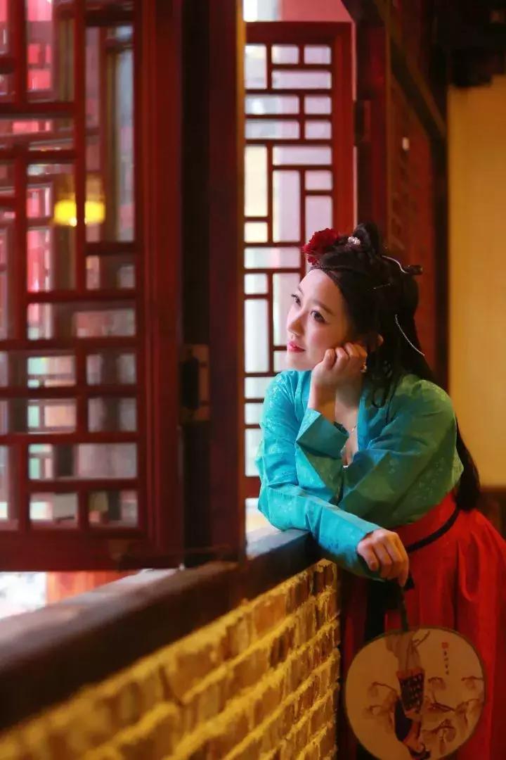 中国姑娘汉服惊呆外国人视频,中国姑娘在国外街头穿汉服惊艳了
