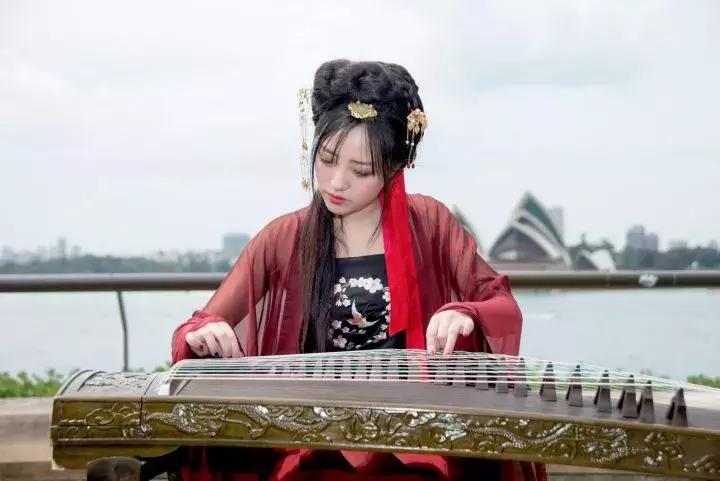 华丽汉服在外国街头惊艳外国人,中国汉服小姐姐美到哭了