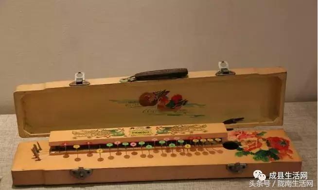 老汉弹凤凰琴,山东大爷弹凤凰琴