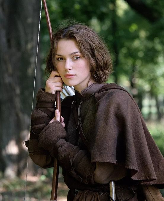 她是一个平胸的女子,她是一个平胸女子