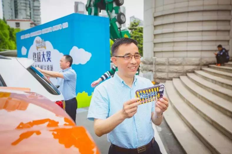 交通“零”违法，半吨汽油抱回家！