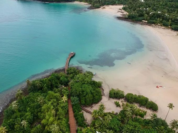 衣冠不整恕不招待厨师,衣冠不整不让进的饭店