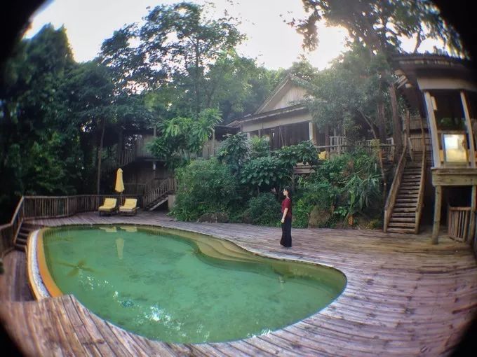 衣冠不整恕不招待厨师,衣冠不整不让进的饭店