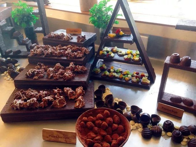 衣冠不整恕不招待厨师,衣冠不整不让进的饭店