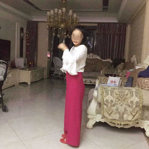 保洁员制止小孩随地小便,孩子撒尿垃圾桶保洁制止