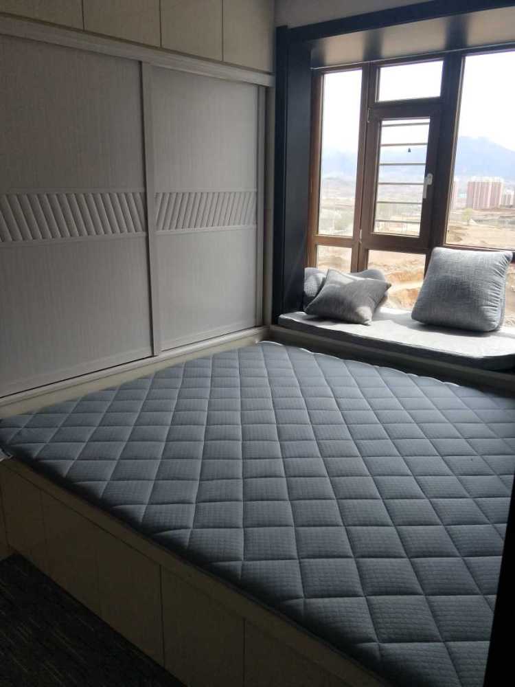 自己装新房，沙发太大只能对着卧室门，有没有办法改变？