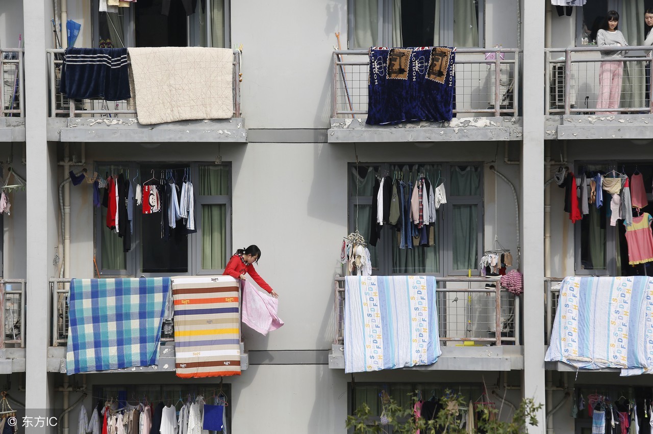 晒被子有诀窍，5种被子5种晒法，用错方法不仅白晒还毁被子