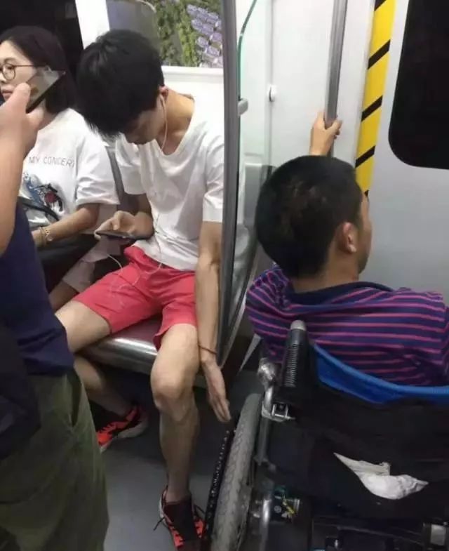 董卿跪,董卿下跪的节目