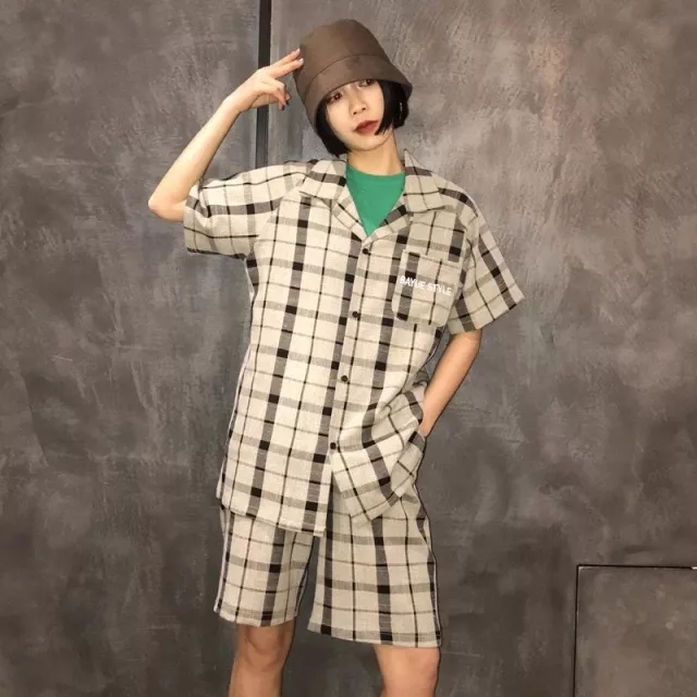 格纹元素撑起时尚,细格纹配条纹