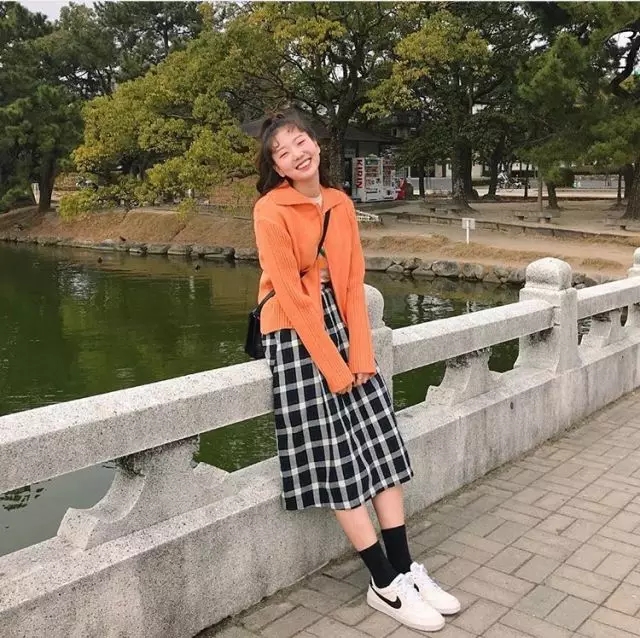 格纹元素撑起时尚,细格纹配条纹