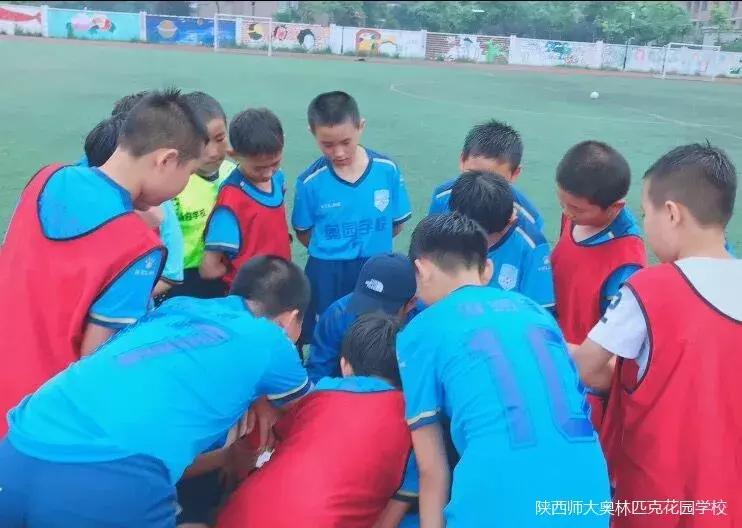 校园足球雨中竞技友谊比赛满堂喝彩