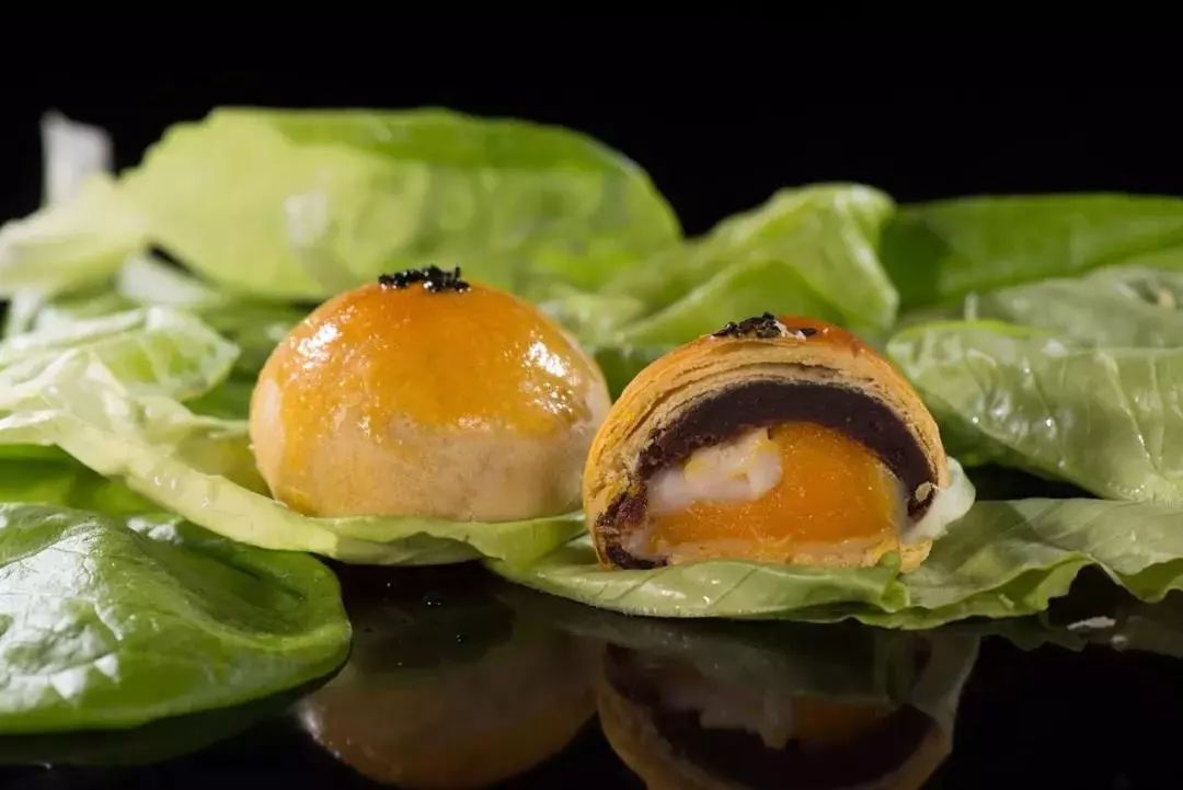 582位挑剔吃货盖章认证的一颗蛋黄酥,不红没天理,一上市便引爆了美食圈!