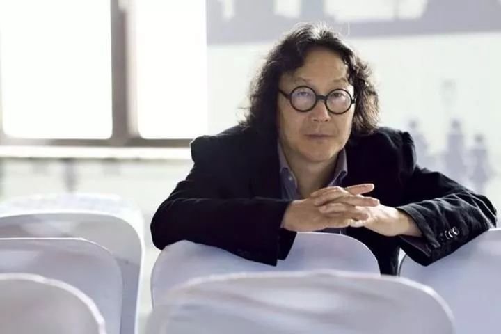 美女出浴，遭两个秃顶老头偷看！