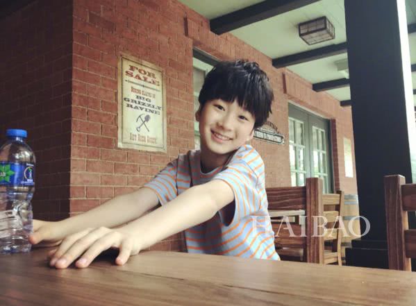 诺一现在这么接地气？才7岁的Grace就是铅笔腿！