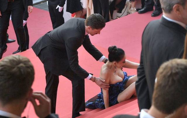 国内女星戛纳红毯摔倒,本次戛纳红毯摔倒的8线女星