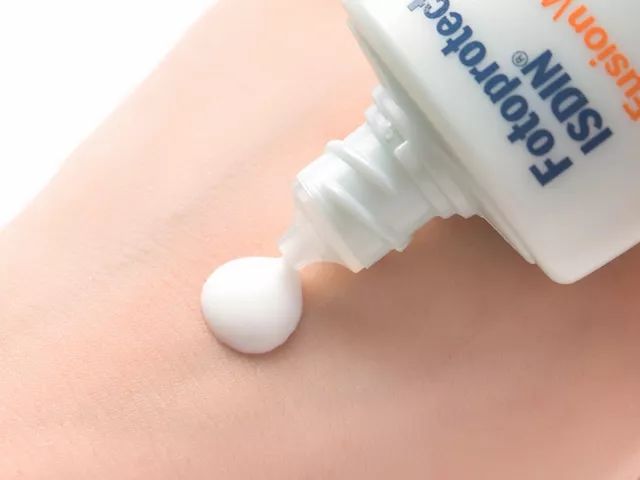 轻薄不暗沉的防晒霜,防水防汗不脱妆的防晒霜